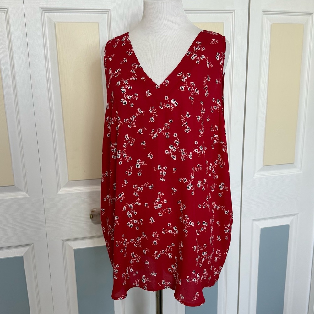 Maurices Women’s Red and White Floral Sleeveless Blouse with Open Back Sz XXL‎